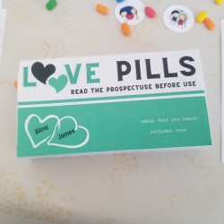 LovePills Yeşil ilaç kutusu sevgiliye hediye , evlilik / çıkma teklifi, düğün davetiyesi (türkçeleştirilebilir / özelleştirilebilir)